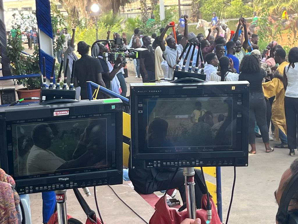 Équipe de tournage NATAAL sur un plateau extérieur avec caméra et moniteurs vidéo