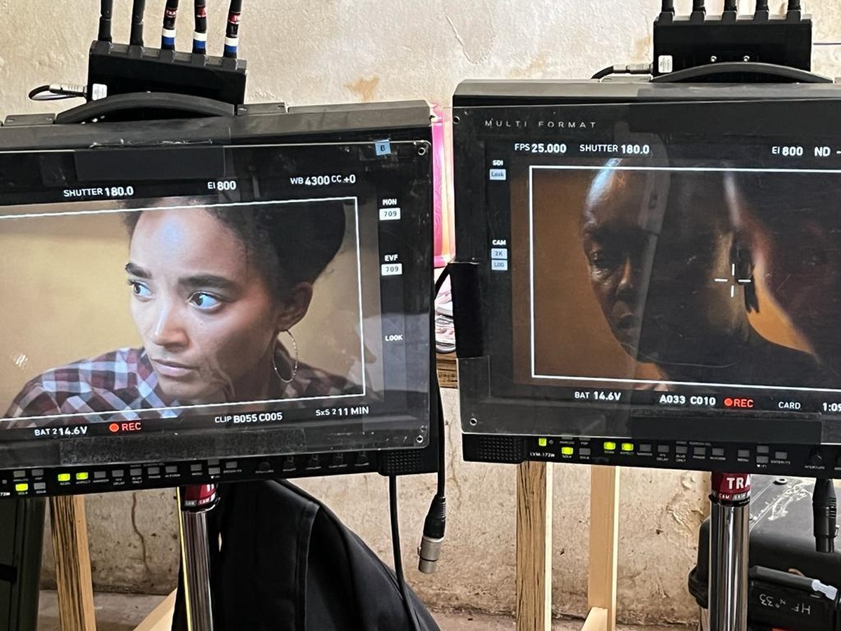 Contrôle des prises sur les moniteurs vidéo pendant le tournage